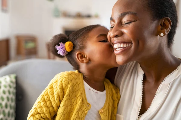 Sorridente Madre Afroamericana Matura Che Aiuta Figlia Seduta Grembo Mettere — Foto Stock
