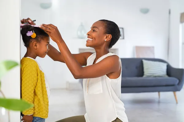 Mère Mûre Heureuse Noire Mesurant Hauteur Fille Sur Mur Avec — Photo