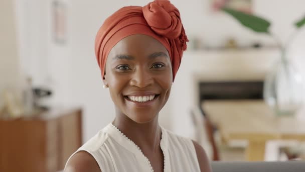 Porträtt Den Leende Medelålders Afroamerikanska Kvinnan Med Slöja Hemma Glada — Stockvideo