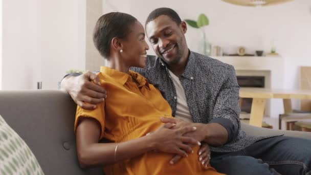 Счастливый Зрелый Любящий Муж Черная Беременная Женщина Обнимающая Живот Дома — стоковое видео