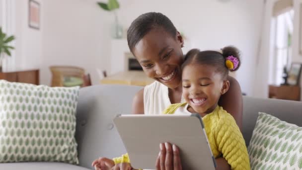 Sonriente Madre Divertida Hija Videollamada Usando Tableta Digital Casa Africano — Vídeos de Stock