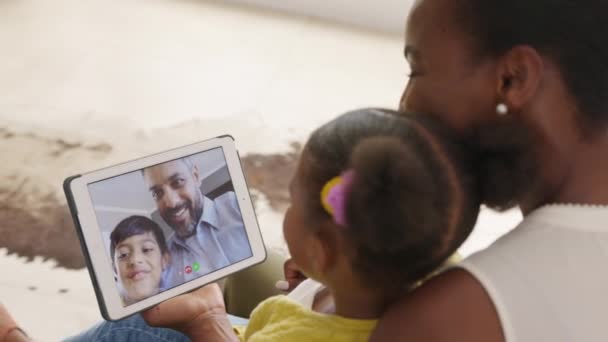 Madre Hija Negras Usando Tableta Digital Mientras Hacen Una Videollamada — Vídeos de Stock