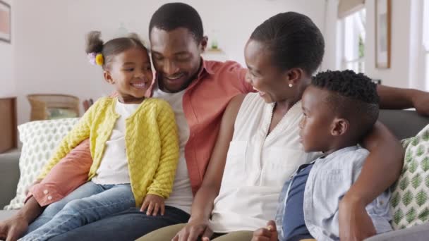 Sonriente Familia Afroamericana Relajándose Sofá Hablando Entre Feliz Padre Negro — Vídeos de Stock