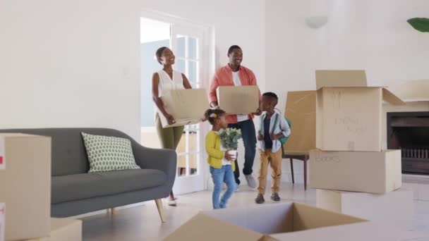 Krásná Africká Americká Rodina Dvěma Dětmi Nesoucími Krabice Novém Domově — Stock video