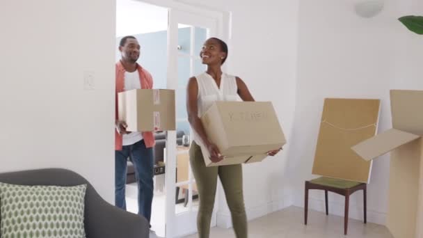 Щасливий Афроамериканець Вродлива Жінка Картонними Коробками Під Час Переїзду Новоодружена — стокове відео