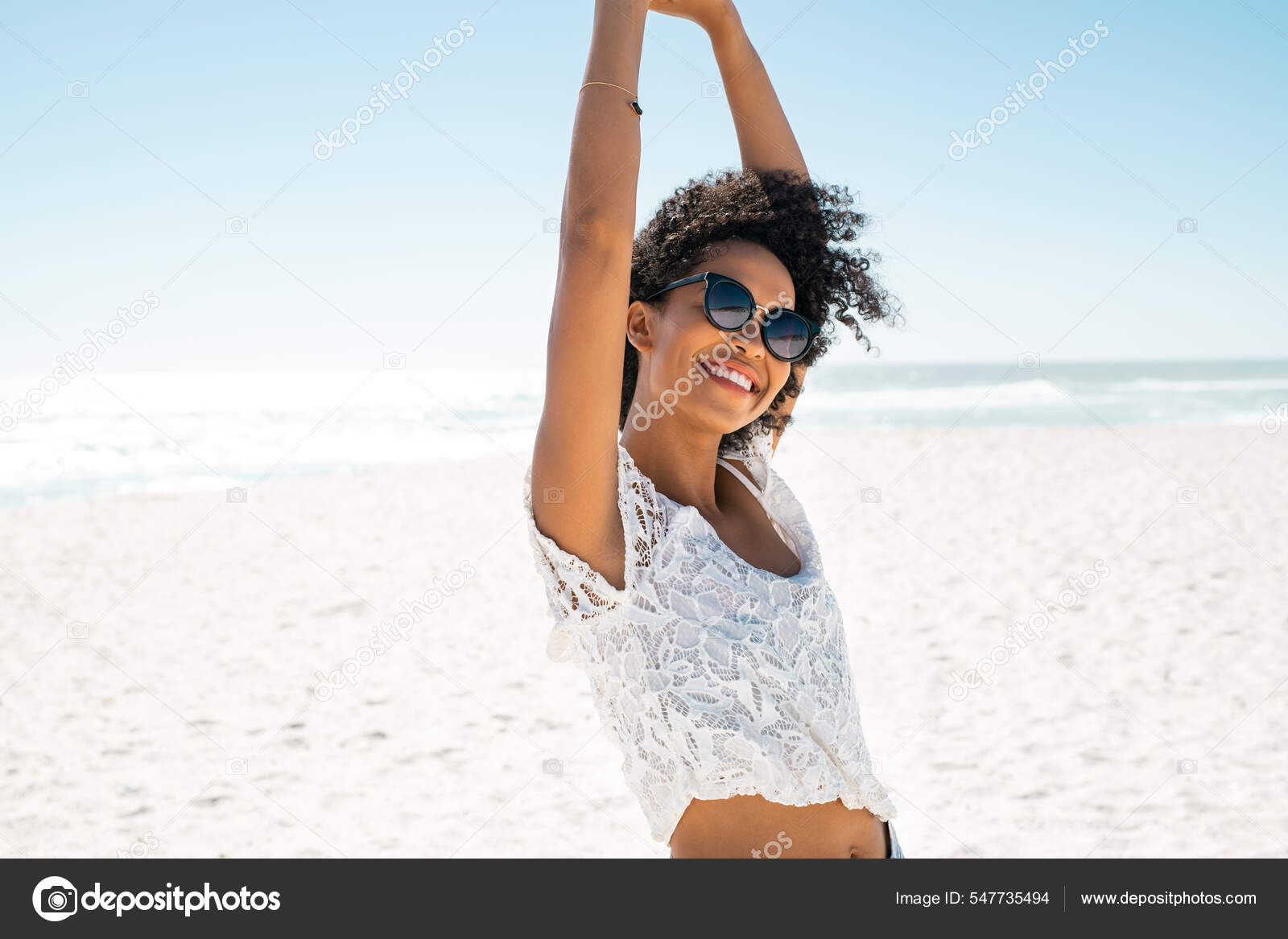 Meninas bonitas esticando o cabelo e olhando para a câmera