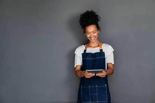 Piękna Młoda Czarna Kelnerka Korzystająca Tabletu Cyfrowego Szarym Tle Przestrzenią — Zdjęcie stockowe