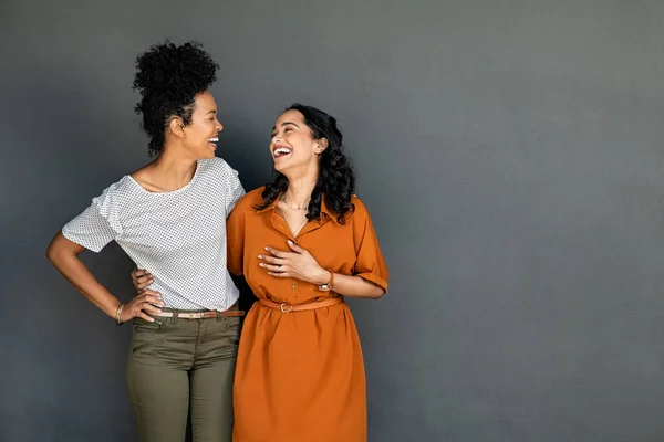 Happy Smiling Multiethnic Women Embracing Each Other Grey Wall Copy — Stock Photo, Image