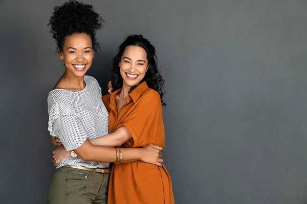 Birbirini Kucaklayan Mutlu Kadınların Portresi Fotokopi Aletiyle Gri Duvara Yaslanmış — Stok fotoğraf