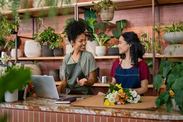 Two Women Florist Shop Working Laptop Preparing Online Order Bouquet — Stock Photo, Image