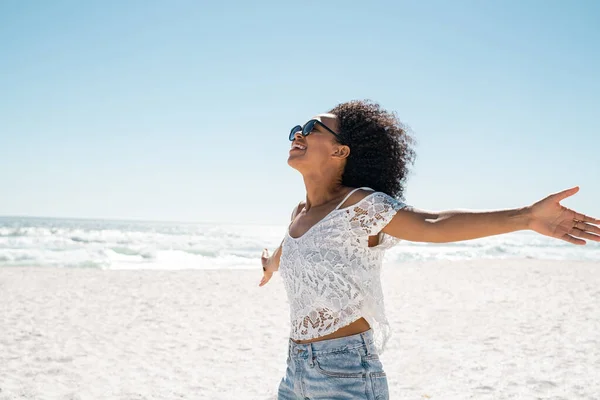 Gesunde Schwarze Frau Die Mit Ausgestreckten Händen Strand Steht Glückliche — Stockfoto