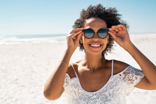 Porträtt Leende Afrikansk Amerikansk Kvinna Klädd Solglasögon Stranden Med Kopieringsutrymme — Stockfoto