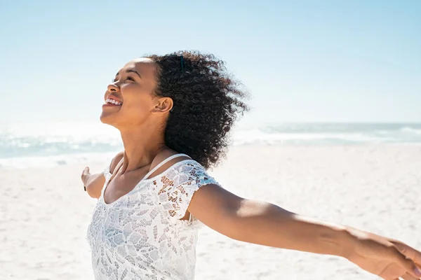 Healthy Young African Woman Curly Hair Standing Beach Hands Outstretched — Stock Photo, Image