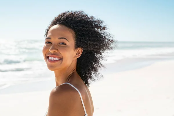 Portret Młodej Afroamerykanki Kręconymi Włosami Plaży Uśmiechnięta Czarna Kobieta Spacerująca — Zdjęcie stockowe