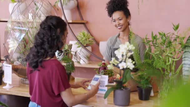 Joven Florista Africana Sosteniendo Hermoso Ramo Flores Frescas Mientras Cliente — Vídeo de stock