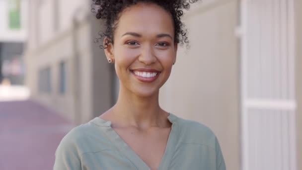 幸せな若い黒人女性の笑顔と街の通りにカメラを見て 都市の設定で屈託のないアフリカ系アメリカ人の少女の肖像画 楽しいブラジル人女性笑顔屋外 — ストック動画