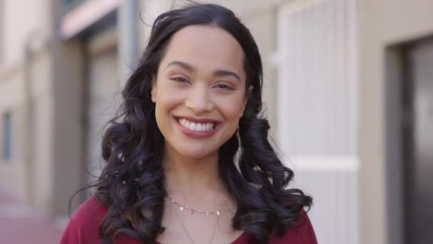 Fericit Tânăr Latin Femeie Frumoasă Atingând Părul Strada Orașului Portret — Videoclip de stoc
