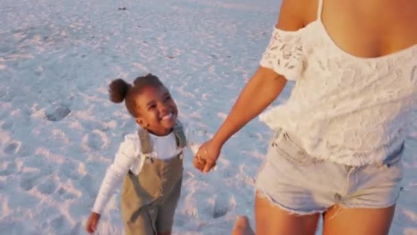 Szczęśliwa Czarna Mama Córką Biegającą Letniej Plaży Zachodzie Słońca Wesoła — Wideo stockowe