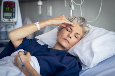 Son sınıf öğrencisi kadın hastanede gözleri kapalı ve elleri damlayarak yatarken baş ağrısından muzdarip. Özel klinikte kendini hasta hisseden gri saçlı üzgün bir kadın. Modern hastane koğuşunda depresif, olgun bir kadın..