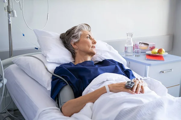 Smutna Staruszka Leżąca Szpitalnym Łóżku Patrząca Przez Okno Chorzy Samotni — Zdjęcie stockowe