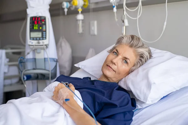 Felnőtt Lábadozik Betegségből Miközben Kórházi Ágyon Fekszik Infúzióval Kezében Egy — Stock Fotó