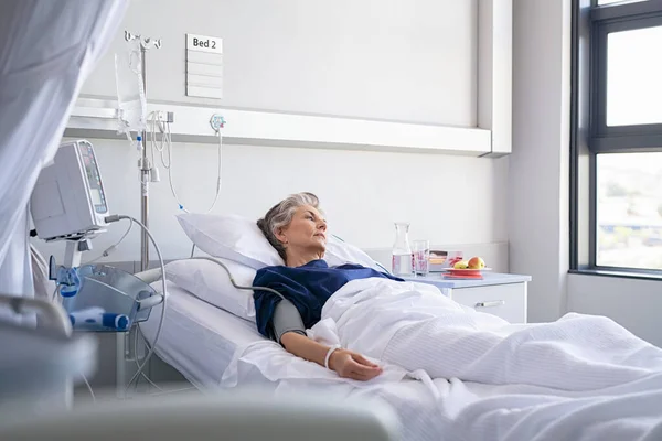 Trieste Oudere Vrouw Die Het Ziekenhuisbed Ligt Wegkijkt Depressieve Oude — Stockfoto