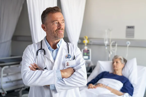 Porträtt Mogen Läkare Bär Labcoat Med Stetoskop Och Korsade Armar — Stockfoto