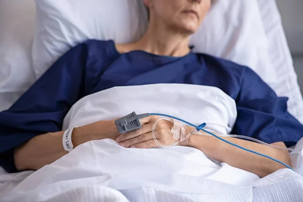 Close Van Oudere Vrouw Liggend Bed Met Zoutoplossing Buis Intraveneuze — Stockfoto