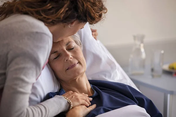 Sluiten Van Mooie Dochter Bezoeken Kussen Zieke Moeder Het Voorhoofd — Stockfoto