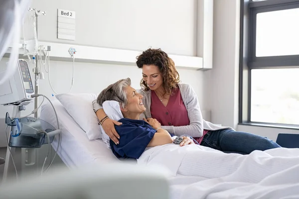 Adorável Jovem Filha Visitando Velha Mãe Doente Hospitalizada Clínica Privada — Fotografia de Stock