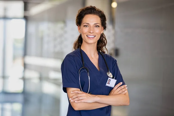 Retrato Uma Jovem Enfermeira Feliz Com Braços Cruzados Corredor Hospital — Fotografia de Stock