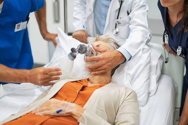 의사들은 수술실로 달려가면서 환자에게 산소마스크를 씌웁니다 상황에는 간호사 손으로 마스크를 — 스톡 사진