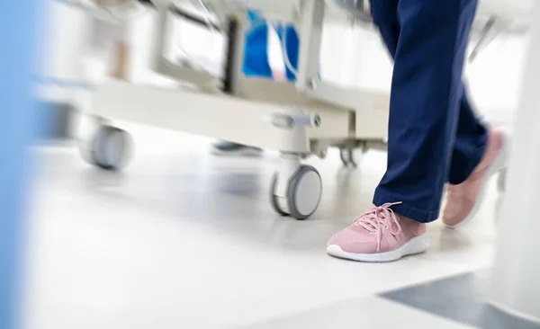 Κοντινό Πλάνο Πόδια Νοσοκόμας Σπεύδουν Στο Φορείο Στην Πτέρυγα Έκτακτης — Φωτογραφία Αρχείου