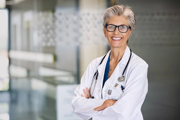 Retrato Orgullosa Doctora Con Estetoscopio Alrededor Del Cuello Clínica Médica — Foto de Stock