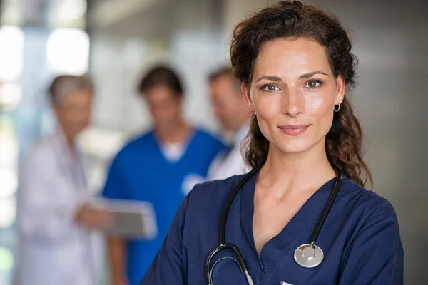 Portret Van Trotse Vrouwelijke Verpleegster Met Stethoscoop Nek Medische Kliniek — Stockfoto