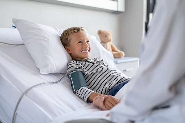 Usmívající Chlapec Ležící Nemocničním Lůžku Nechávající Kontrolovat Krevní Tlak Hodný — Stock fotografie