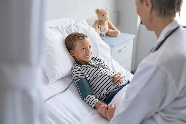 Kvinnlig Läkare Kontrollerar Blodtrycket Hos Liten Pojke Som Ligger Sjukhus — Stockfoto