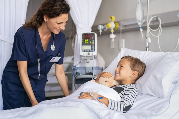 Щасливий Молодий Хлопчик Лежить Ґурні Розмовляючи Доброзичливою Медсестрою Усміхнений Медичний — стокове фото