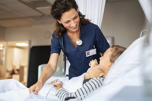 Linda Enfermeira Amável Cuidar Menino Hospitalizado Cama Enfermeira Feliz Enfiar — Fotografia de Stock