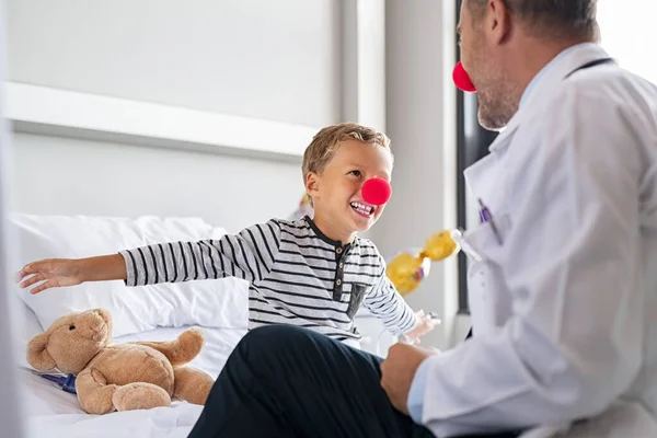 Menino Sorridente Usando Nariz Vermelho Voando Com Braços Estendidos Como — Fotografia de Stock