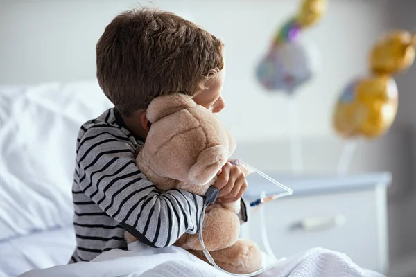 Rückansicht Eines Verängstigten Kleinen Jungen Mit Intravenös Tropfendem Teddybär Der — Stockfoto
