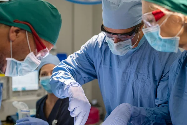 Tým Zkušených Lékařů Sester Provádějících Chirurgii Pacienta Operačním Sále Profesionální — Stock fotografie