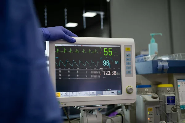 중환자실에 Ekg 모니터는 의사가 수술중 신체의 기능을 자세히 기록하는 모습을 — 스톡 사진