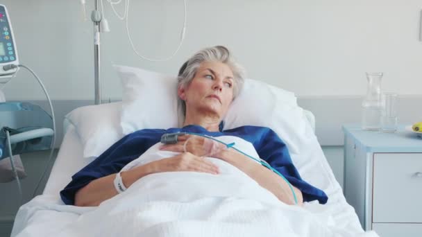 Uma Velhota Triste Pensativa Deitada Cama Hospital Olhar Pela Janela — Vídeo de Stock