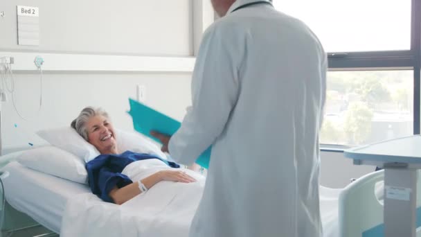 Doktor Ujišťuje Starší Pacientku Šťastný Starší Pacient Ležící Nemocničním Lůžku — Stock video