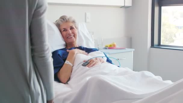 Sluiten Van Mooie Dochter Bezoeken Zieke Moeder Het Voorhoofd Terwijl — Stockvideo