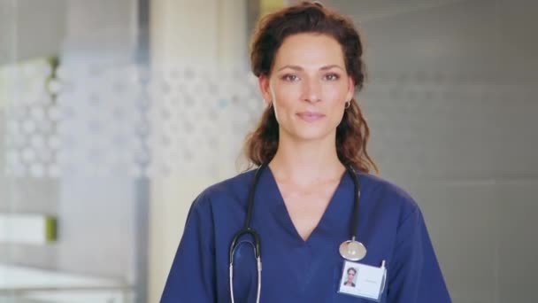Portret Van Een Vrolijke Verpleegster Met Gevouwen Armen Ziekenhuisgang Zelfverzekerde — Stockvideo