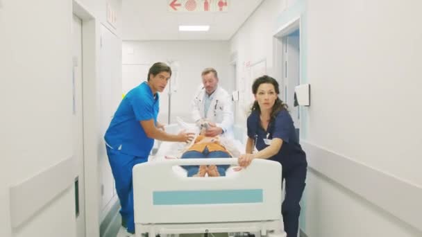 Docteur Les Ambulanciers Sont Pressés Emmener Patient Bloc Opératoire Patient — Video