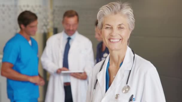 Porträt Einer Lächelnden Ärztin Krankenhaus Mit Einem Team Hintergrund Reife — Stockvideo