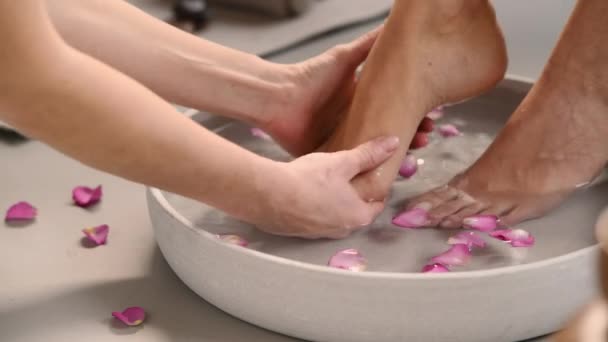 Женщине Вытирают Ноги Салоне Красоты Закрытие Рук Массажиста Моющего Ноги — стоковое видео